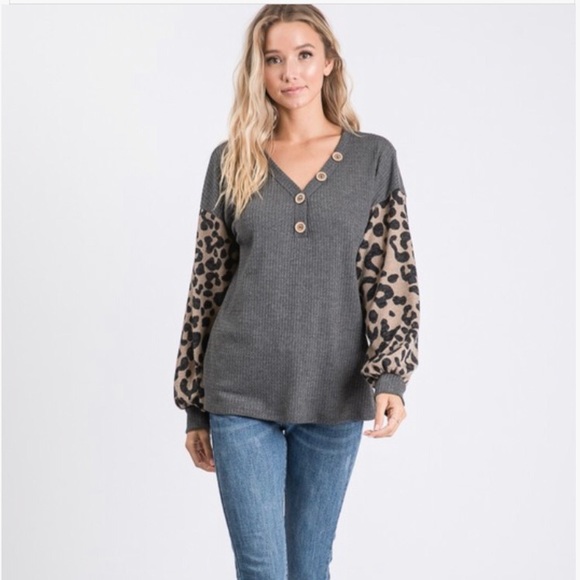 Make Offer🌷Charcoal Thermal Top/Leopard Sleeves - Picture 3 of 7